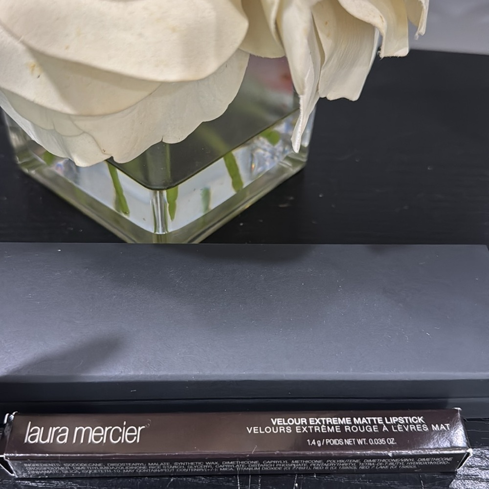 Laura Mercier Velour Extreme Matte Lipstick shade “On Point” Orange Red - Picture 2 of 5